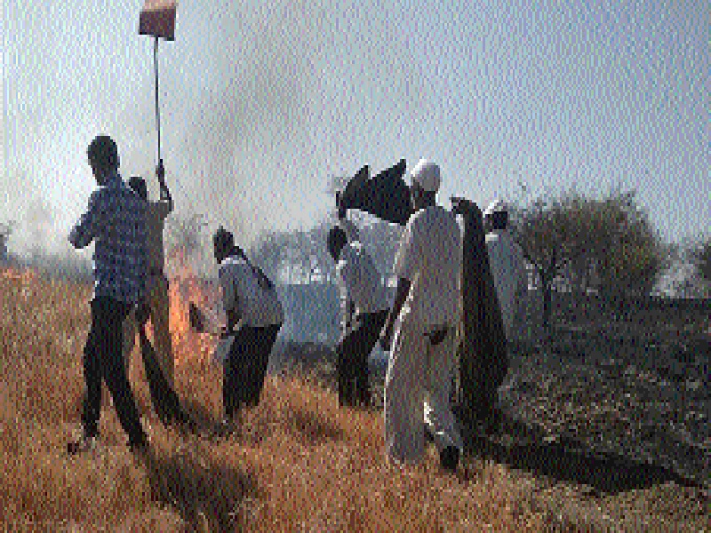Fire at Tarbhidevi hill of Kerul-Mandwa village | केरुळ-मांडवा गावच्या टेंभीदेवी टेकडीवर आग