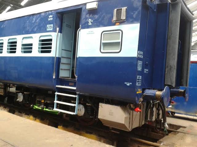 Indian Railways' big environmental step; More than two and a half lakh bio-toilets installed in 73,000 trains | भारतीय रेल्वेचं 'पर्यावरणपूरक' मोठं पाऊल! ७३ हजार गाड्यांमध्ये बसवली अडीच लाखांपेक्षा अधिक जैव शौचालये