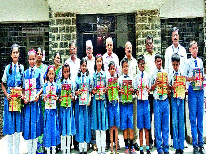  Textbook distribution in Kothari Kanya school | कोठारी कन्या शाळेत पाठ्यपुस्तक वाटप