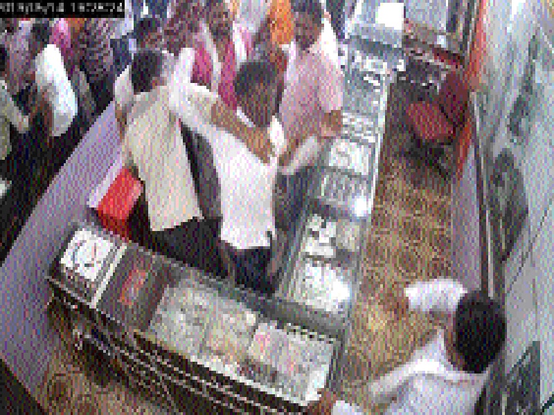 Busted traders in Patiala by money traders | पाटोद्यात पैशाच्या व्यवहारातून सराफा व्यापाऱ्यास मारहाण
