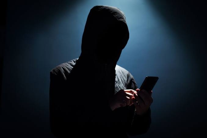 Cyber police have arrested Watchman for posting offensive posts about national heroes on social media | सोशल मीडियावर शरद पवार, मुख्यमंत्री आणि उपमुख्यमंत्री यांच्याविषयी आक्षेपार्ह पोस्ट; वॉचमनला अटक, १३ जणांचा शोध सुरू