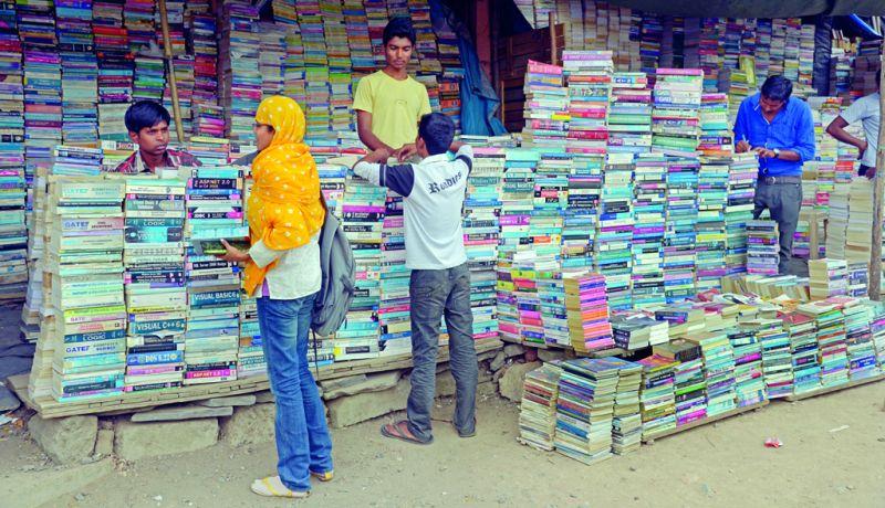 The old books market in Nagpur in trouble | नागपुरातील जुन्या पुस्तकांची बाजारपेठ उठली