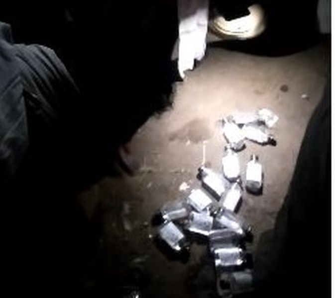 While distributing liquor at Savana in Yavatmal district, the candidate was caught red-handed by the villagers | यवतमाळ जिल्ह्यातील सवना येथे दारू वाटप करीत असताना उमेदवारास ग्रामस्थांनी रंगेहात पकडले