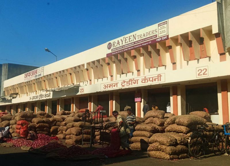 Widespread black market of government grains in Yashodhara-Kalamanya | यशोधरा-कळमन्यात सरकारी धान्याचा सर्रास काळाबाजार 