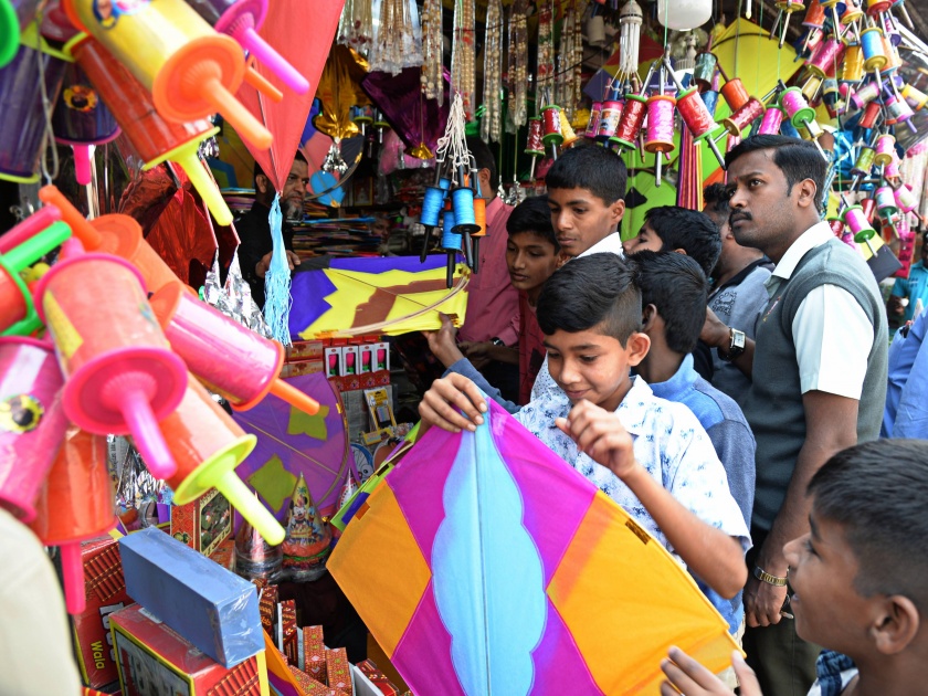 Concerned, kite relationships are still tight, crowds of consumers buying kites | संक्रांत, पतंगाचे नाते आजही घट्ट, पतंग खरेदीसाठी ग्राहकांची गर्दी