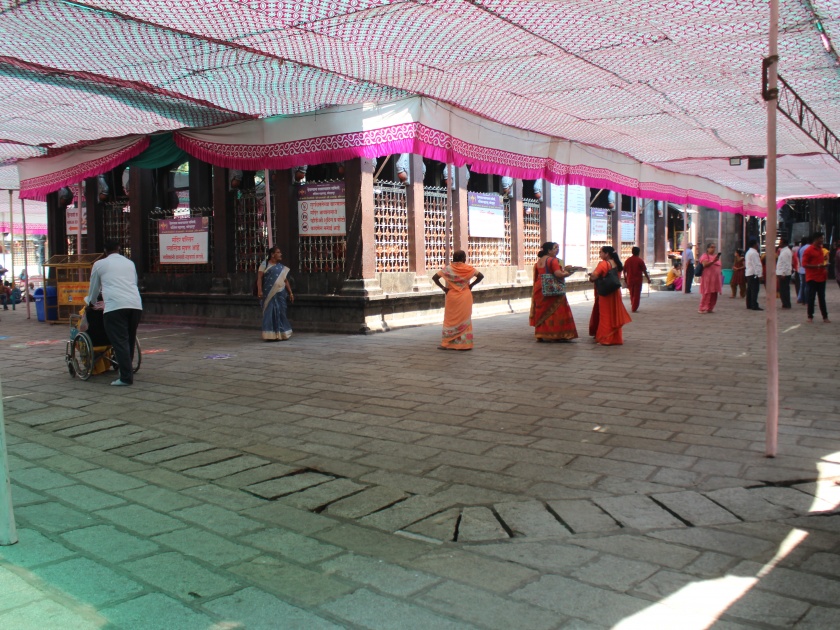 A large number of devotees rode in to see Ambabai | corona virus -करवीरनिवासिनी अंबाबाईमंदिर आजपासून दर्शनासाठी बंद