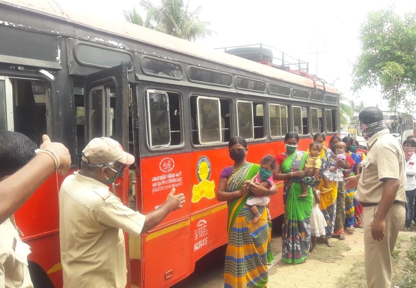 CoronaVirus Lockdown: Two hundred workers from Kasba Bawda left for Karnataka by bus | CoronaVirus Lockdown : कसबा बावड्यातील दोनशे श्रमिक बसने कर्नाटकात रवाना