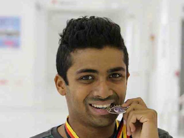 Half of the medals reached after 17 operations by Niranjan Mukundan para swimmer | निरंजनने मिटवला आयुष्यातील अंधार; १७ शस्त्रक्रीयांनंतरही गाठले पदकांचे अर्धशतक