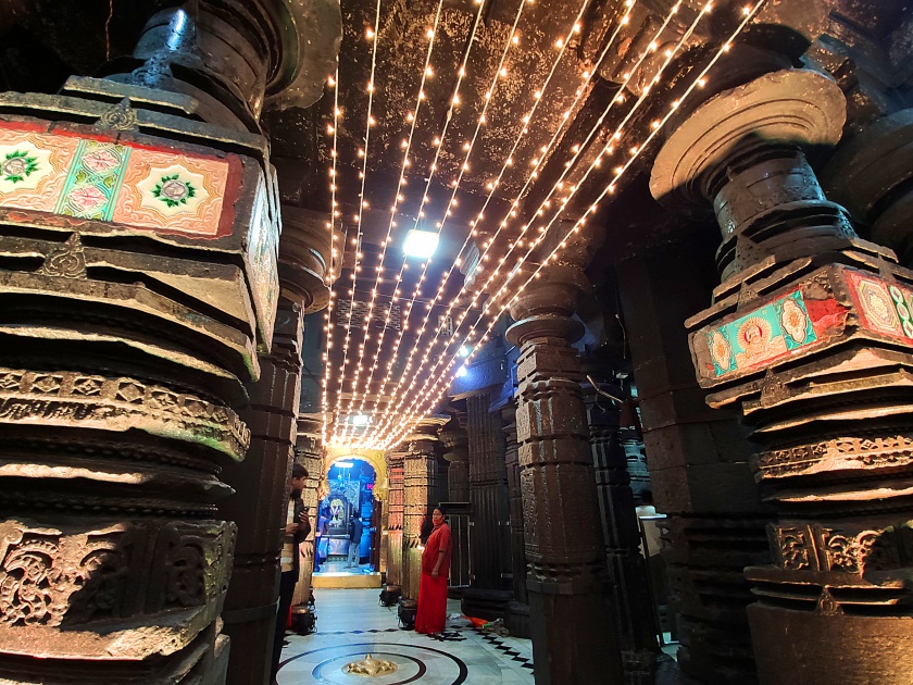 The Ambabai temple was illuminated with electric lights, in the final stages of preparation | अंबाबाई मंदिर विद्युत रोषणाईने उजळले, तयारी अंतिम टप्प्यात