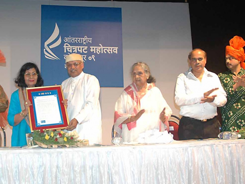 Bhanu Athayya's loan agreement with Kolhapur: Lifetime Achievement Award | भानु अथय्या यांचे कोल्हापूरशी ऋणानुबंध : जीवनगौरव पुरस्काराने सन्मान