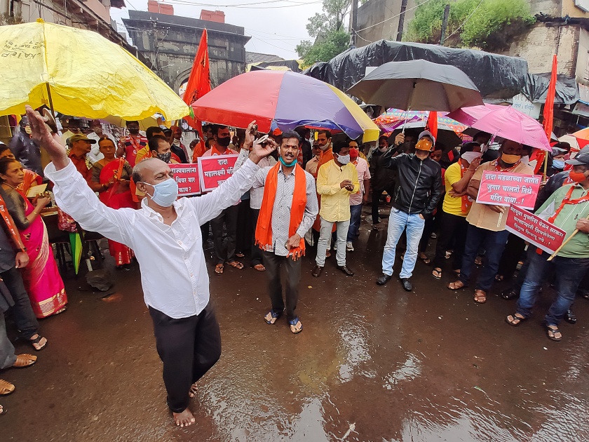 Tal-Mridang in the hands of Shiv Sena against BJP | भाजप विरोधात शिवसेनेच्या हातात टाळ -मृदंग, अंबाबाई मंदिरासमोर भजन