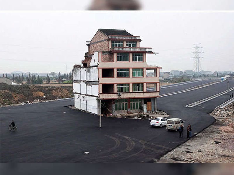 weird roads around world and china | हट्टी मालकांसमोर हार मानून सरकारने बांधले असे विचित्र रस्ते 
