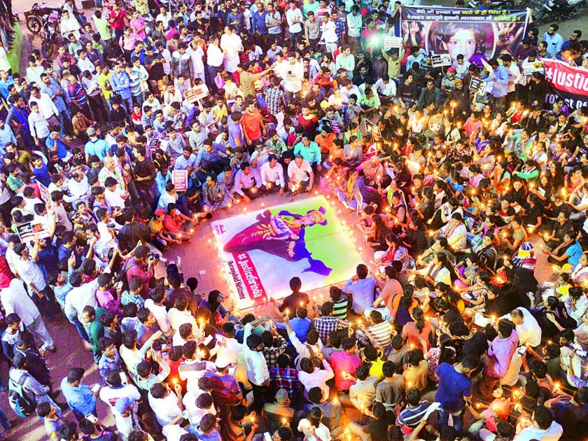 Aurangabad city was stirred by 'candle march' | ‘कँडल मार्च’ने ढवळून निघाले औरंगाबाद शहर