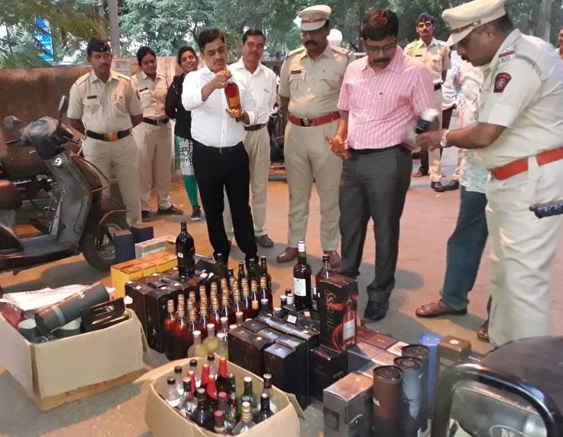 Transport of illicit liquor by the Bharari squad | भरारी पथकाने रोखली अवैध मद्याची वाहतूक