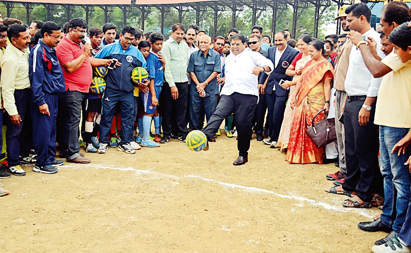 Awghal district became footballmoy! | अवघा जिल्हा झाला फुटबॉलमय !