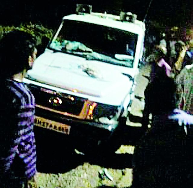 Police Jeep entered into the procession of Sharda Devi | पोलीस जीप शारदा देवीच्या मिरवणुकीत घुसली