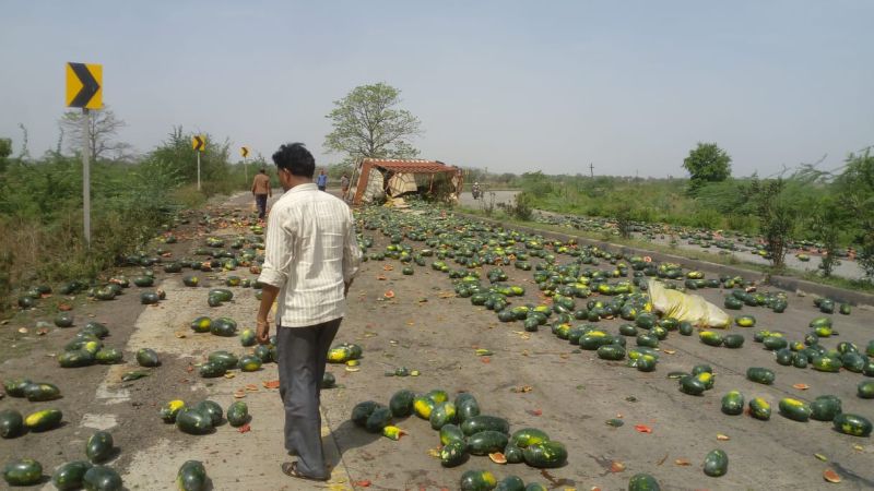 A watermelon truck overturned near Wani in Yavatmal district | यवतमाळ जिल्ह्यातील वणीनजीक टरबुजाचा ट्रक उलटला