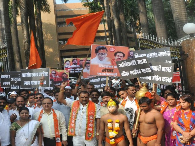 Shiv Sena deputy collector's headless protest movement, corporators, corporators and office bearers | शिवसेना उपजिल्हाप्रमुखाचे बेमुदत धरणे आंदोलन, नगरसेवक, नगरसेविकांसह पदाधिकाऱ्यांचा सहभाग