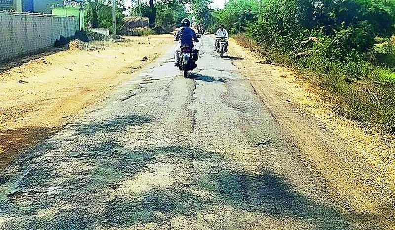Sieve of road from Gurdha to Mengapur | गुरढा ते मेंगापूर रस्त्याची चाळण