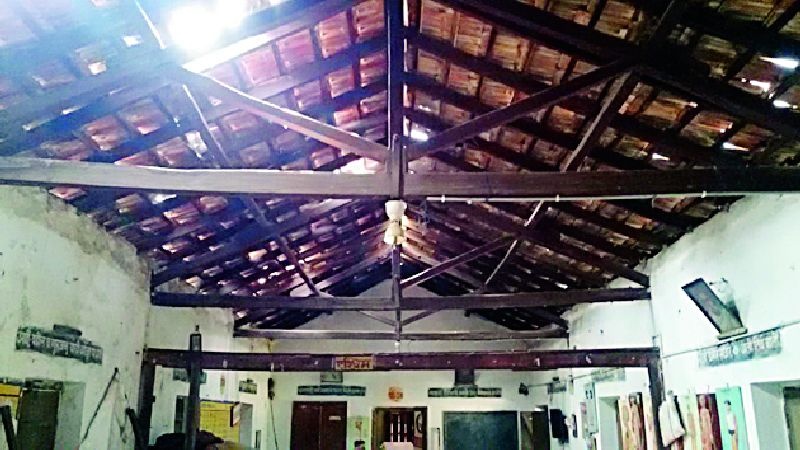 Digitize the dilapidated classrooms of Zilla Parishad | जिल्हा परिषदेच्या जीर्ण झालेल्या वर्गखोल्यांना निर्लेखनाचा खोडा