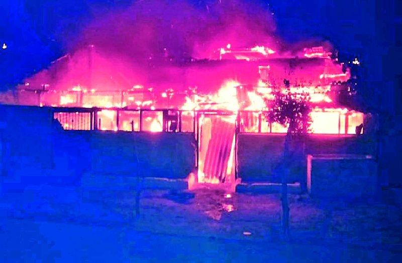 Fire at two houses in Charkashpar | खुर्शीपार येथे आगीत दोन घरे भस्मसात