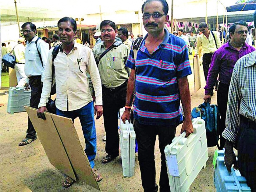 Polling parties depart for polling station | मतदान केंद्रासाठी पोलिंग पार्ट्या रवाना