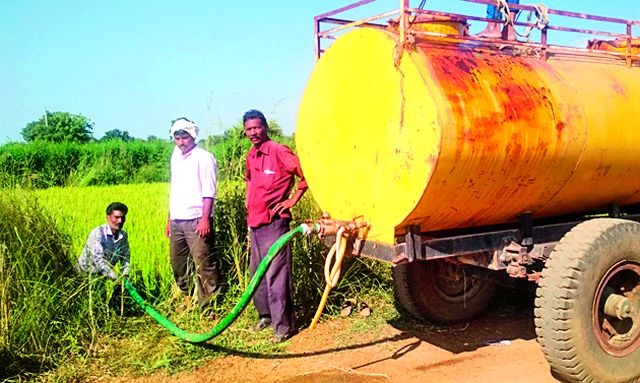 Water supply to tank for water tanker | धानासाठी टँकरने पाणीपुरवठा