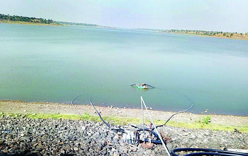 Illegal lifting of water from Khadakapurna Dam | खडकपूर्णातून अडीच दलघमी पाण्याची अवैध उचल!