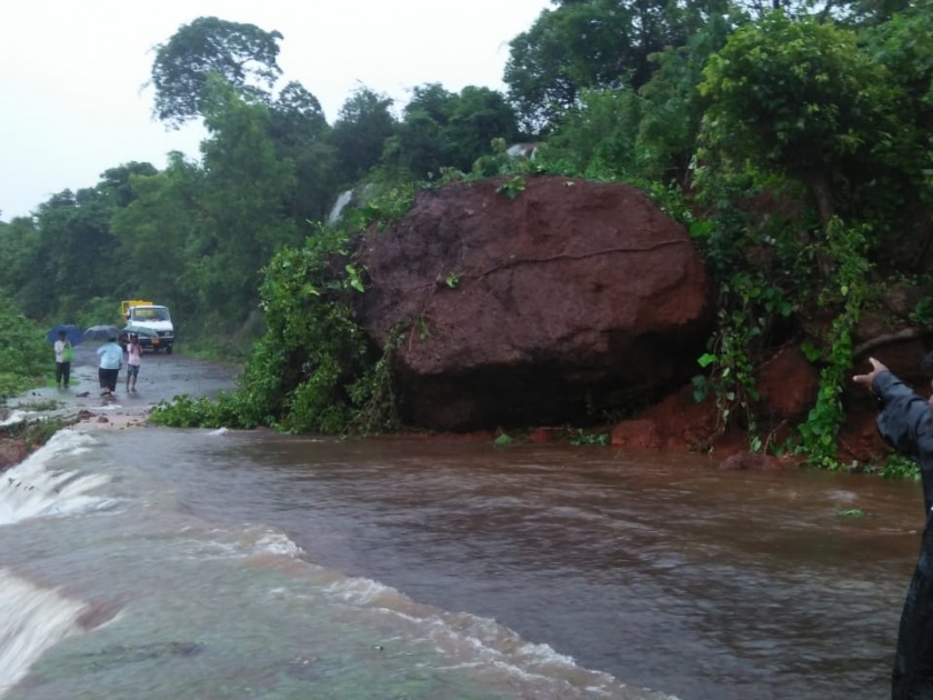 The Mumbai-Goa highway closed due to the danger level of Jagbudi river | जगबुडी नदीने धोक्याची पातळी गाठल्याने मुंबई-गोवा महामार्ग बंद