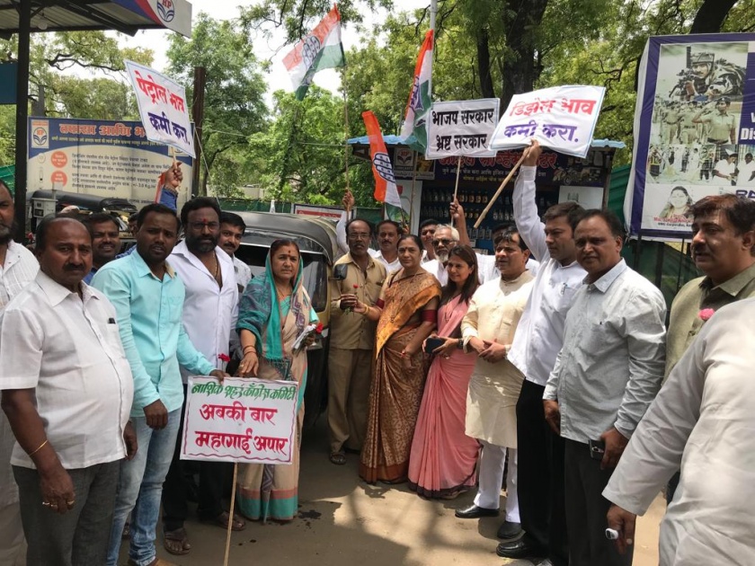 Congressional Gandhinagar against fuel price hike | इंधन दरवाढीविरुद्ध नाशिक कॉँग्रेसची गांधीगिरी