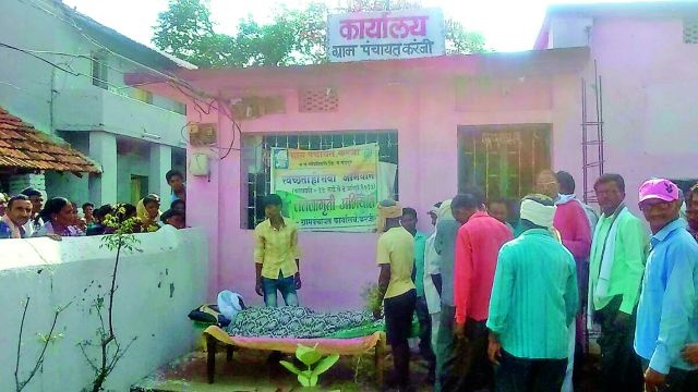 The dead body for three hours in Gram Panchayat | मृतदेह तीन तास ग्रामपंचायतीत
