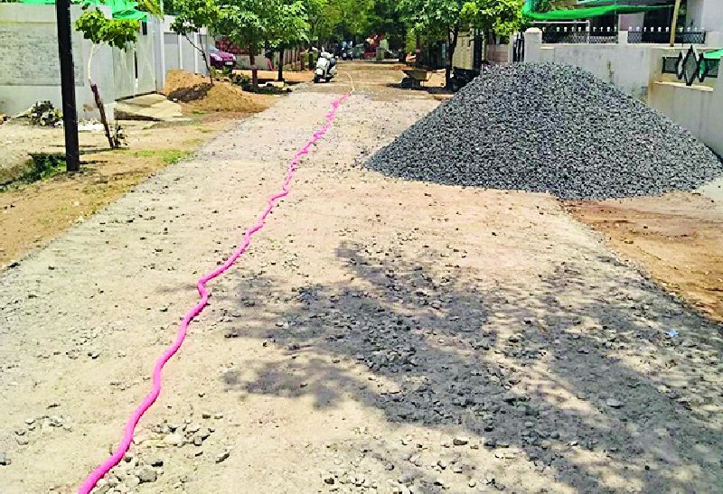 Citizens have blocked the construction of sub-planary lay-out roads | उपगन्लावार ले-आऊटमधील रस्त्याचे बांधकाम नागरिकांनी रोखले