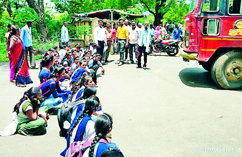 Bus stop movement of students of Nimani area | निमणी परिसरातील विद्यार्थ्यांचे बस रोको आंदोलन