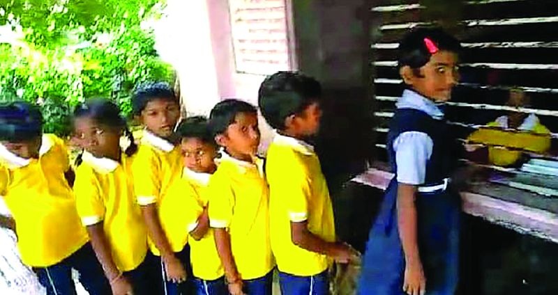 Zilla Parishad School students begins savings bank | जिल्हा परिषद शाळेतील विद्यार्थ्यांनी साकारली बचत बँक