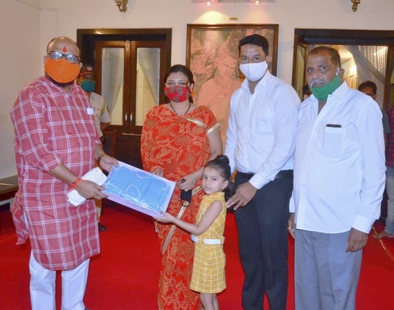 Chimukali handed over one thousand masks to the Guardian Minister | पालकमंत्र्यांकडे चिमुकलीने सुपूर्द केले एक हजार मास्क