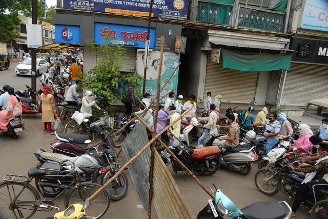 Traffic jams at intersections due to lack of planning | नियोजनाअभावी चौकाचौकात वाहतूक कोंडी