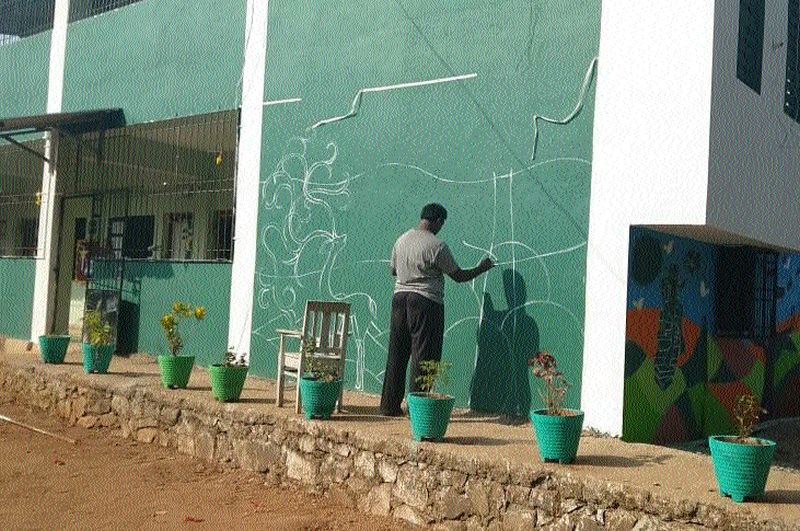 Teachers do agriculture and painting | शिक्षक करताहेत शेती व रंगकाम