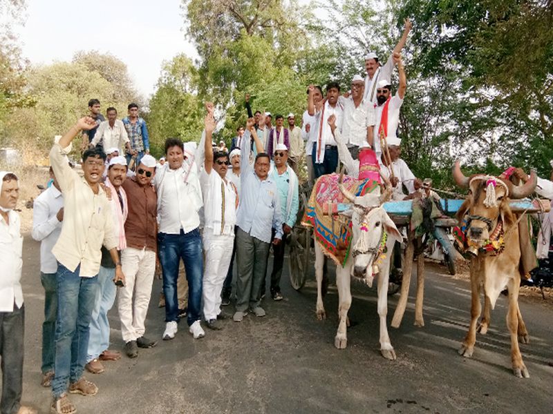 A bullock cart for farmers of Shirakpur village | शिरपूरला शिसाकासाठी शेतकºयांचा बैलगाडी मोर्चा