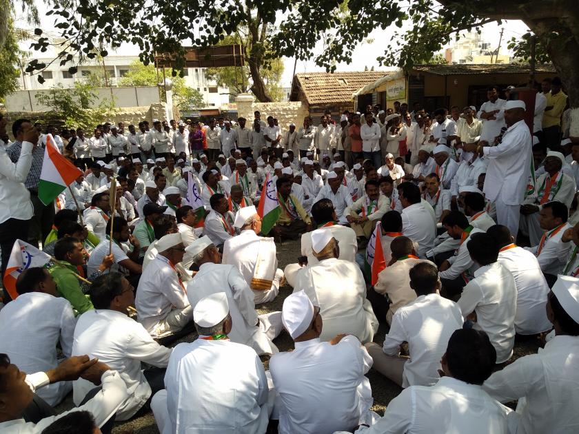 Semitic fasting of Shiv Sena in Dindori | दिंडोरीत शिवसेनेचे लाक्षणिक उपोषण