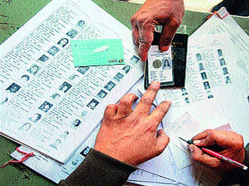 Voter re-inspection: Notice to the Tehsildars who have tried to scam | मतदार पुनर्निरीक्षण : गृहभेटींचे प्रमाण अत्यल्प असल्याने मागवला खुलासा कामात कुचराई करणाºया तहसीलदारांना नोटीस