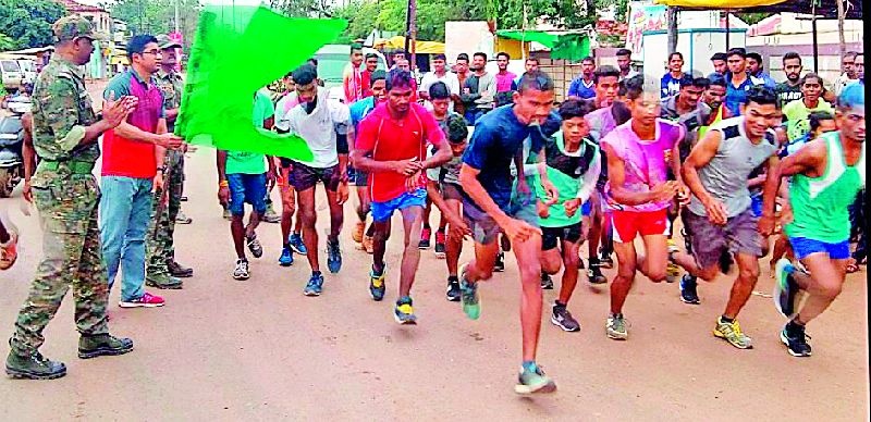 Hundreds of youths ran in the race | दौड स्पर्धेत धावले शेकडो युवक