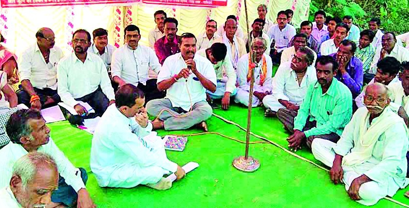 Due to the movement of dalit community members | कुंभार समाज बांधवांचे धरणे आंदोलन