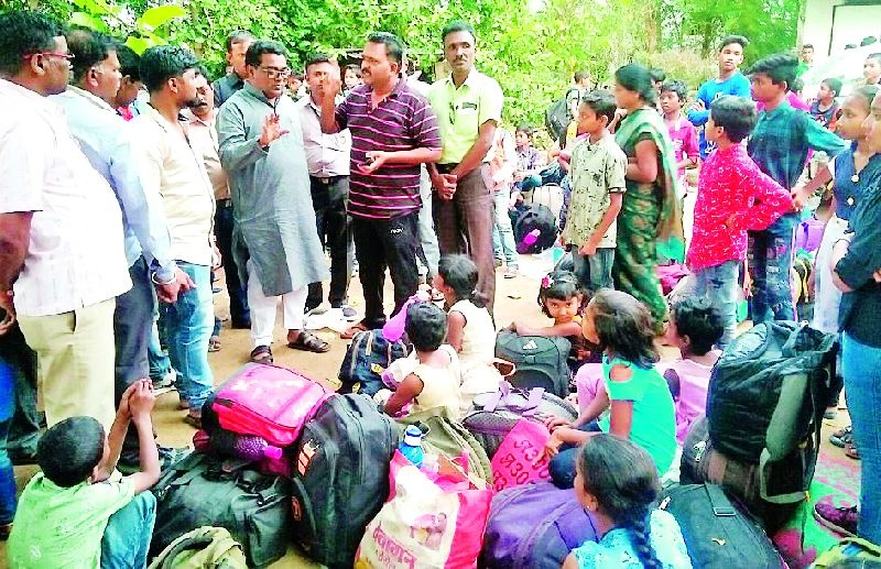 84 students of tribal ashram school were forcibly sent home | आदिवासी आश्रमशाळेच्या ८४ विद्यार्थ्यांना जबरीने पाठविले घरी