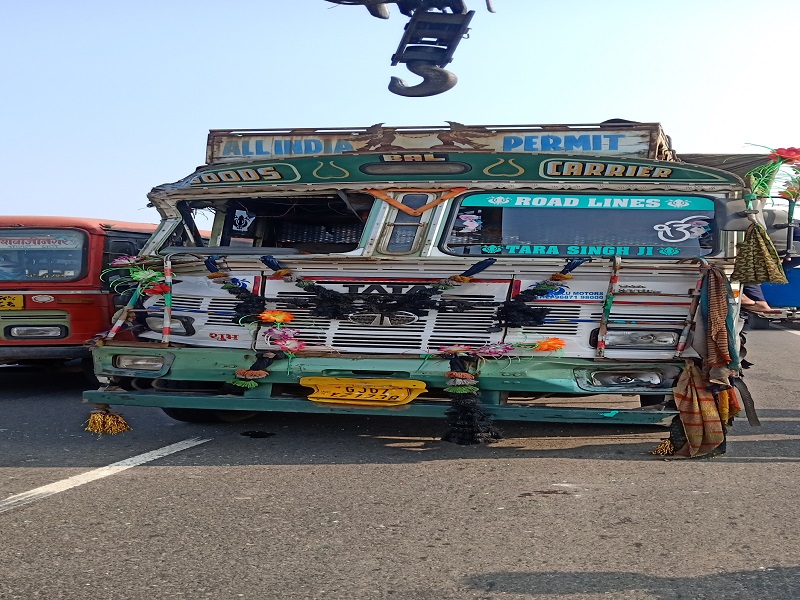 Four-vehicle accident on Nashik-Pune highway | नाशिक-पुणे महामार्गावर गतिरोधकामुळे चार वाहनांचा अपघात  