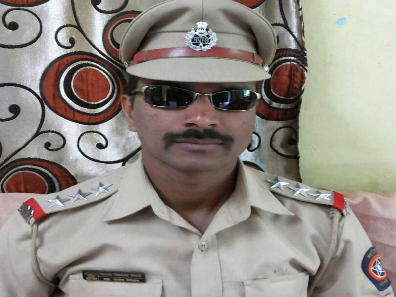 Nangre Patil has suspended the policeman who has been assaulting the businessman for two lakh rupees | दोन लाखांसाठी व्यावसायिकाला मारहाण करणाऱ्या ‘त्या’ पोलीसाला नांगरे पाटील यांनी केले निलंबीत