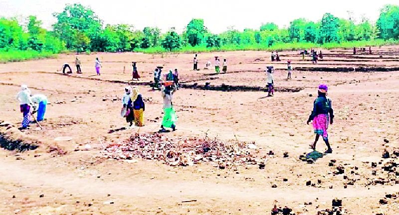 Development of 400 Gram Panchayats was disrupted | ४०० ग्रामपंचायतींचा विकास खुंटला