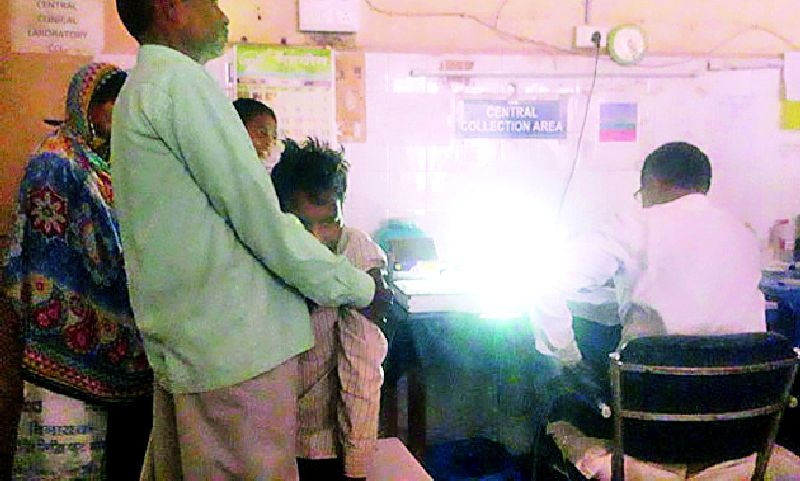 Patient check in light of mobile torch | मोबाईल टॉर्चच्या प्रकाशात रुग्णाची तपासणी