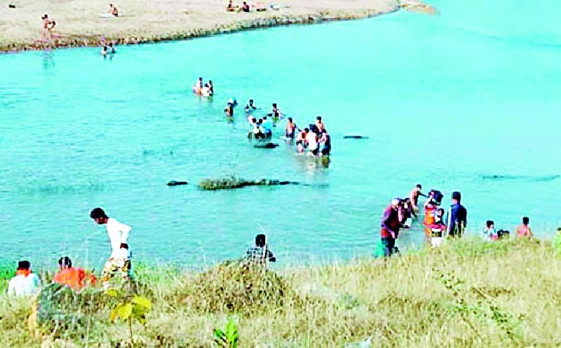 Three youths rescued by drowning | नदीच्या पात्रात बुडणाऱ्या तीन युवकांना वाचविले