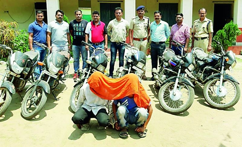 Two motorcycle sticks arrested | दोन मोटारसायकल चोरांना अटक