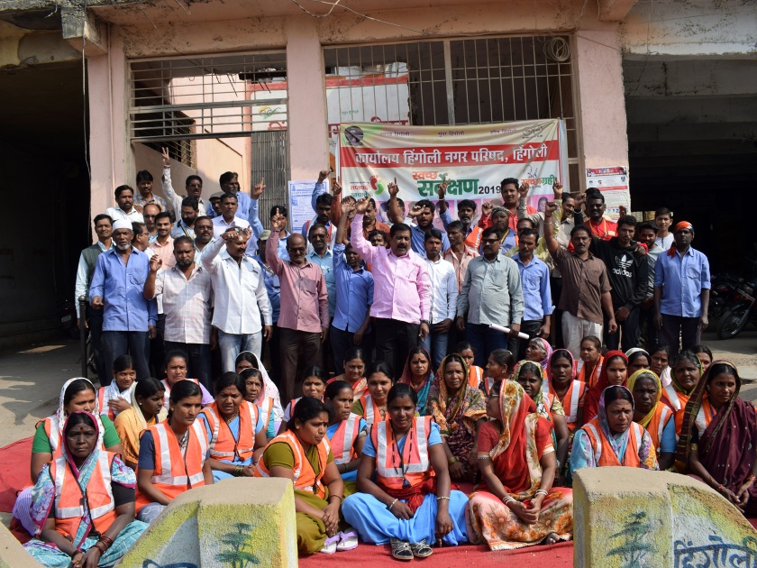  NMC workers protest movement | न.प.कर्मचाऱ्यांचे धरणे आंदोलन